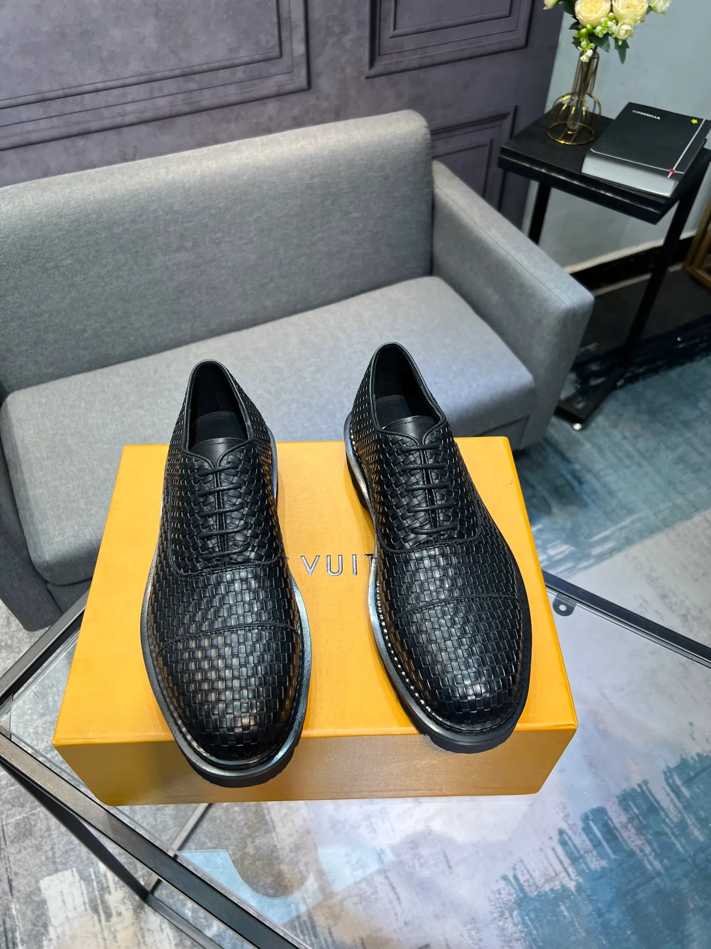 Men's shoes 💰820 [LV] - High-end quality - Upper: 🔝 tumbled cowhide, Nappa cowhide, brand logo sewn on shoe body - Lining: cowhide, foot pads; water-dyed cowhide - Outsole: TPR·rubber foam; two-color molded outsole -Super high quality control·Fine workmanship: highlighted (high-end·luxury·grade) -Size: 39-44 (38 45 can be customized)